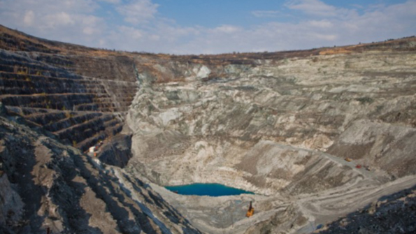 The Jeffrey mine in Quebec was a chrysotile asbestos source up to 2 km in diameter and 350 m deep Mining began in 1879 but began to decline in the 1980s as global asbestos demand fell The mine has been inactive since 2001 Alliance Magnesium estimates that eastern Quebec has 800 million metric tons of serpentine tailings available as raw material for magnesium production