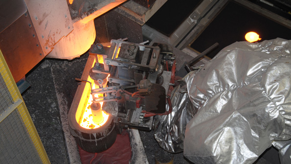 Two Kuka Robotics KR 1000 Titan robots are able to maximize the task of filling sand molds with ductile iron with minimal waste and optimal efficiency