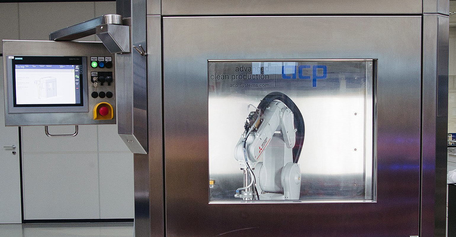 Designed for cleanroom use, the compact JetCell-HP cleaning cell with dry quattroClean snow jet technology enables a broad spectrum of high-purity cleaning tasks to be carried out automatically.
