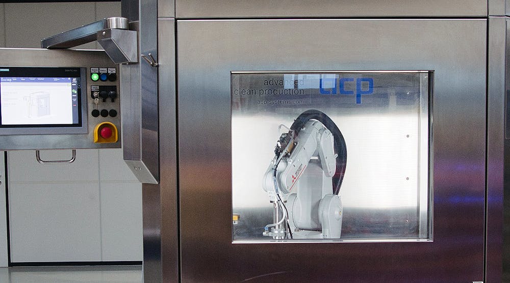 Designed for cleanroom use, the compact JetCell-HP cleaning cell with dry quattroClean snow jet technology enables a broad spectrum of high-purity cleaning tasks to be carried out automatically.
