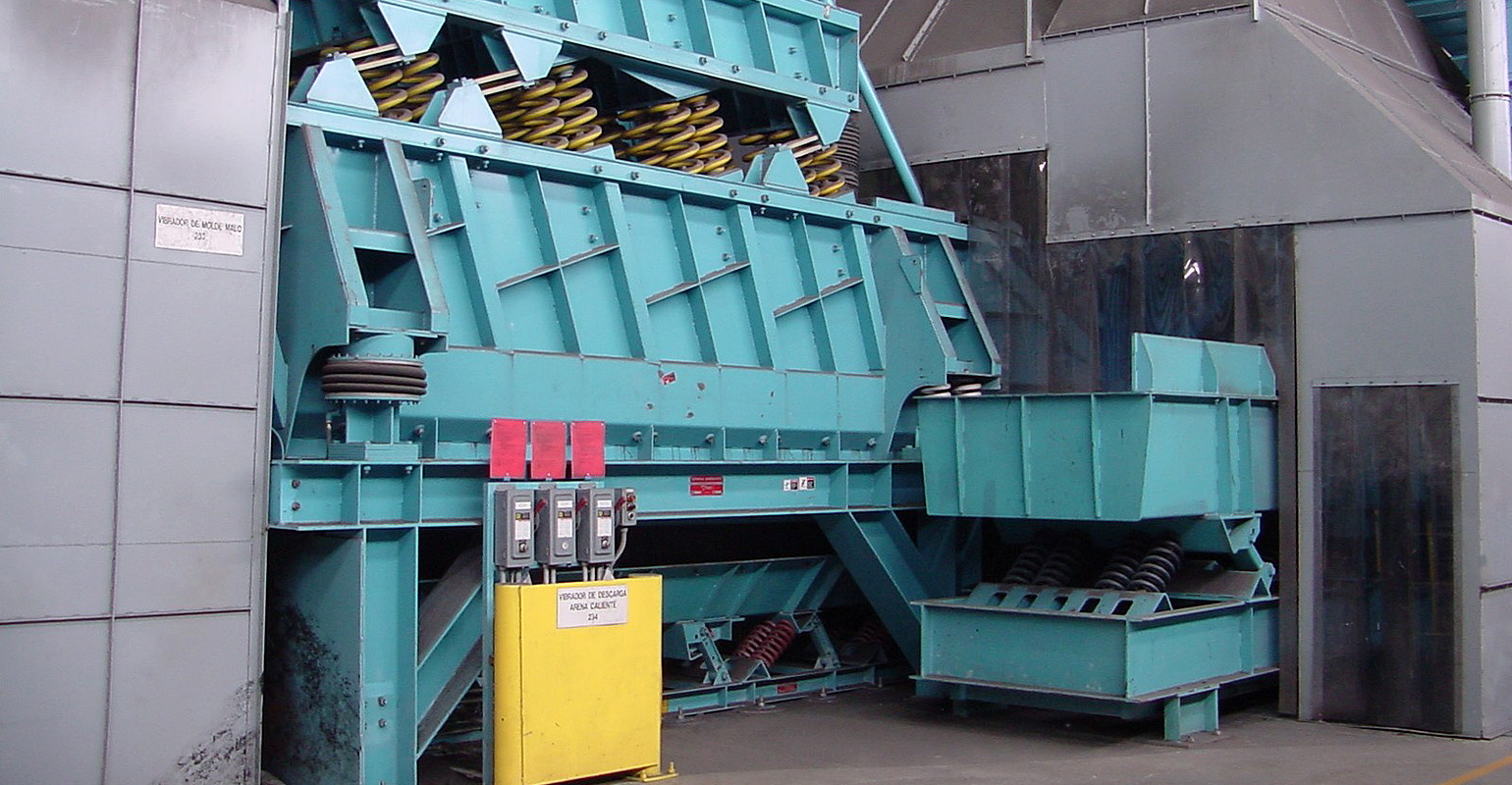 A General Kinematics two-mass vibratory shakeout machine.