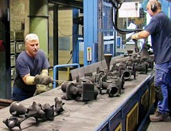 The new Aumund Flat Plate Conveyor - optimized to avoid any cracks at the edges, so that castings can be ejected sideways, and the line can be accessed with a manipulator – in operation at Hawle Guss. The new Aumund Flat Plate Conveyor - optimized to avoid any cracks at the edges, so that castings can be ejected sideways, and the line can be accessed with a manipulator – in operation at Hawle Guss.