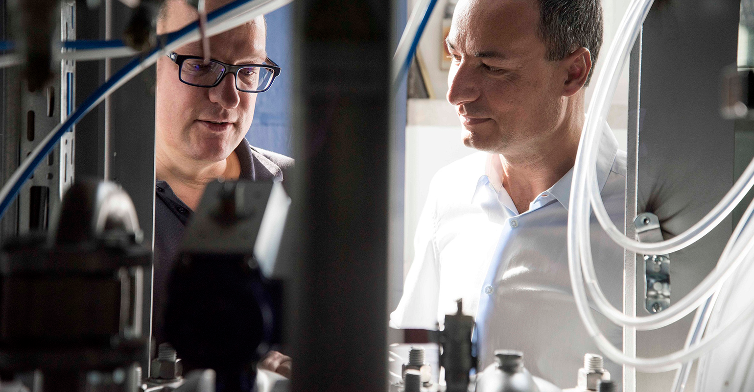 A well-trained team of operators who understand how the cleaning system works and how, for example, bath treatment measures or regular maintenance work on the cleaning system are carried out, is critical to maintaining a reliable, efficient and sustainable cleaning processes.