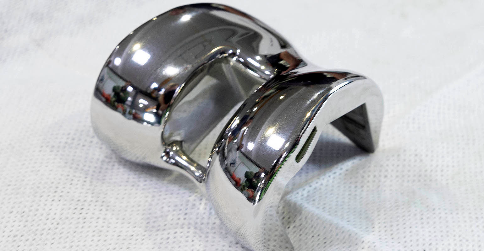 Each implant is subject to precise surface finishing specifications. The exterior surface of the femur component requires a homogeneous, very smooth and polished finish. This demands the treatment for specially defined surface areas on the workpieces.