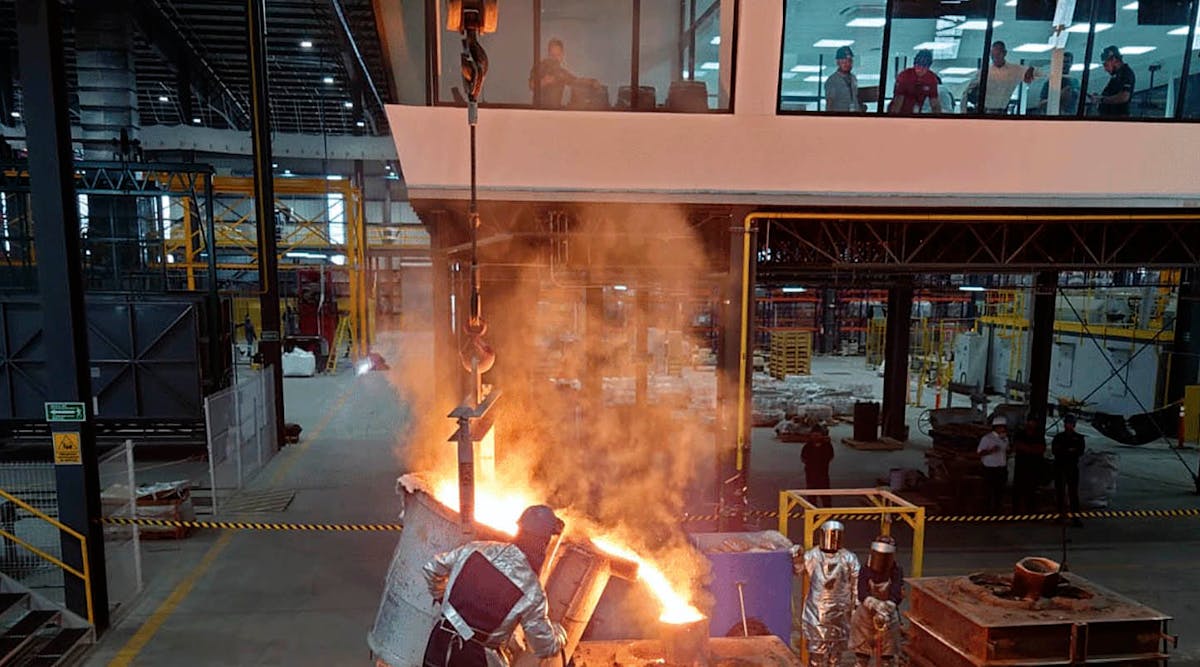 Pouring steel into a no-bake mold at POK Acatlan, in Mexico.