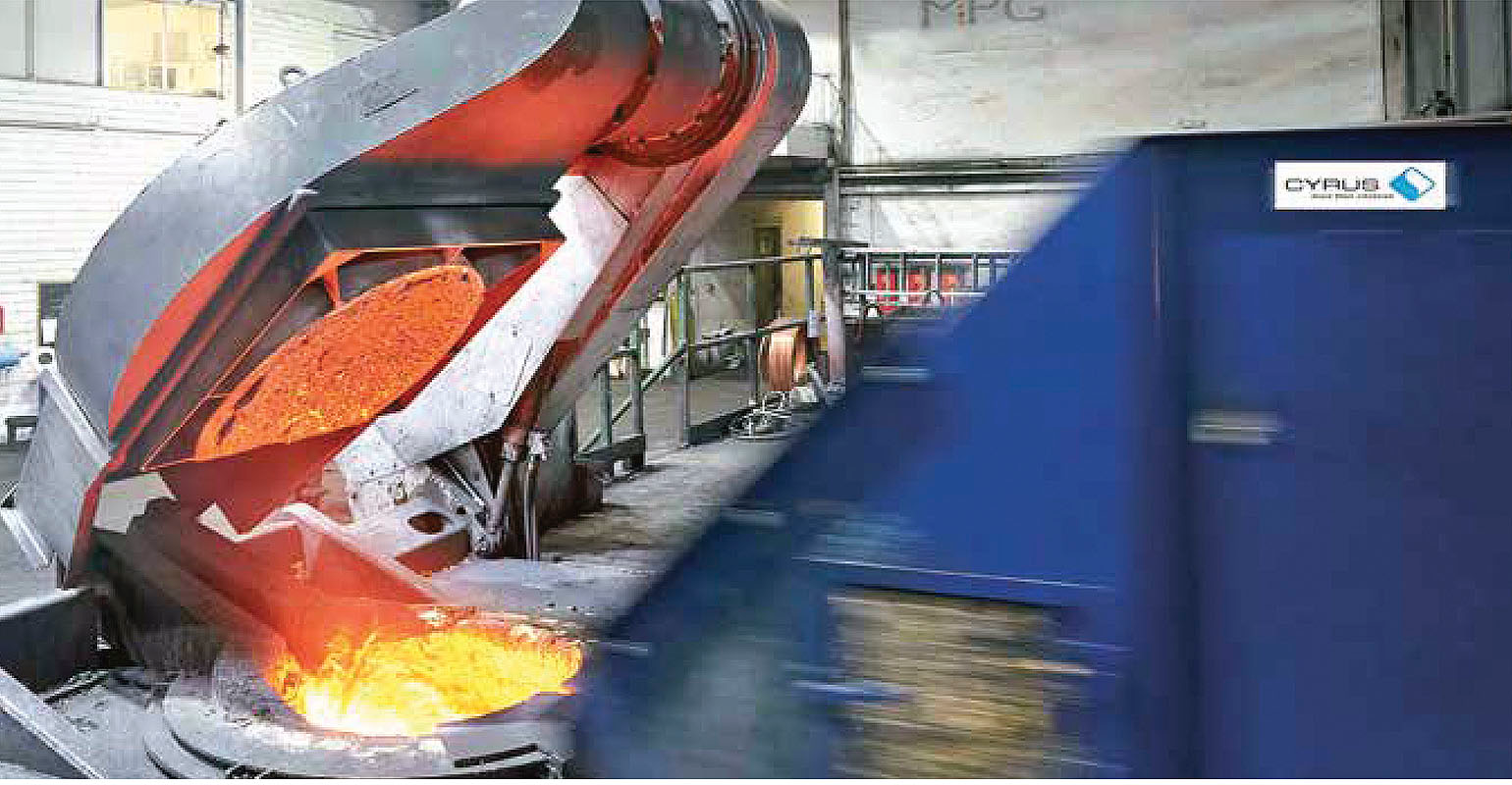 The Cyrus Equipment mobile charger delivers scrap materials for electric induction melting, with a charging capacity of 40-70 tph, operating at a drive speed of approximately 18 cm/second.