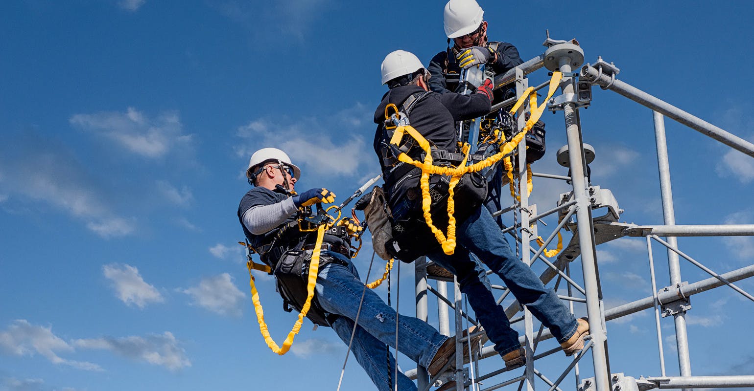 The B7-Comfort tower climbing harness features an integrated hip O-Ring design, a robust sub-pelvic strap, and a replaceable aluminum-based adjustable seat sling.