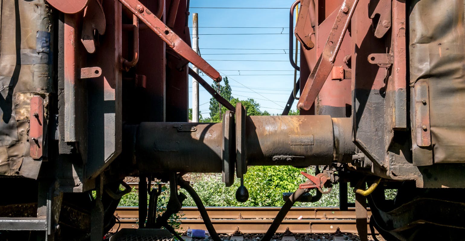 Railway coupling between two wagons