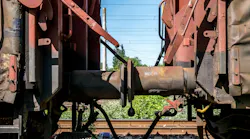 Railway coupling between two wagons
