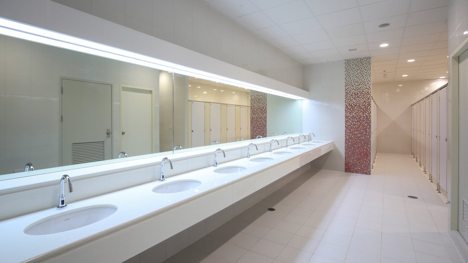 commercialbathroom57857387vorclubdreamstime