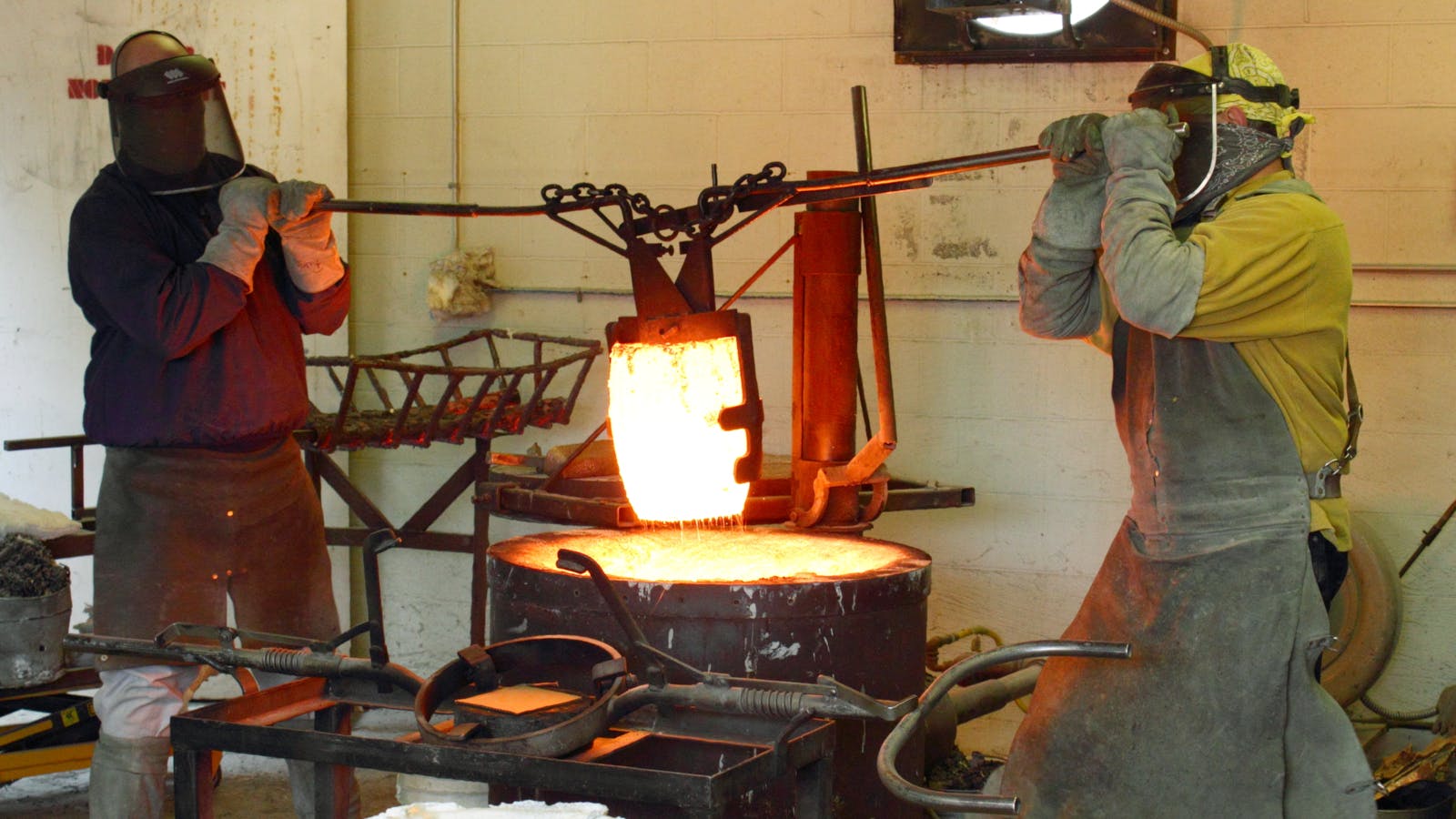 foundryworkersid_69941121laq_hilldreamstime