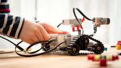 6a4433cc401aa03b20b40275 Modelrobotid 165620220j Tansirimasdreamstime